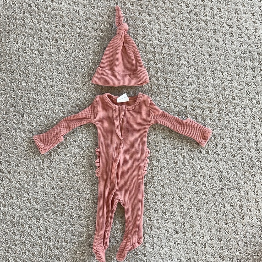 SpearmintLOVE footed bodysuit with hat
